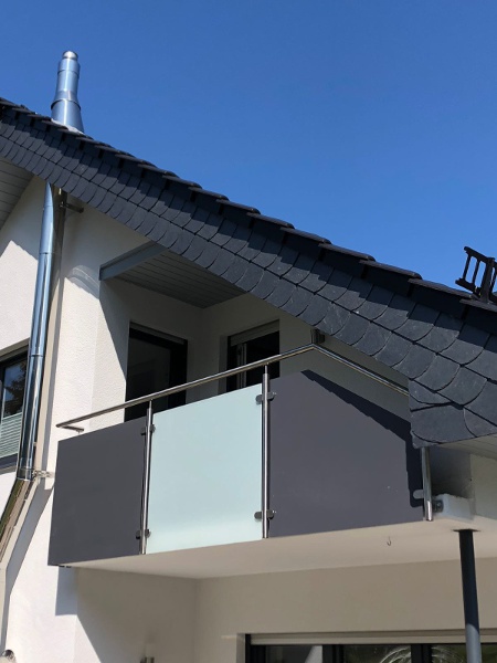 Schönes Geländer für den Balkon mit Glasfüllung und Blech - Schröder Metallbau